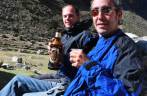 Cervejinha no final da tarde com o austíaco Jacob, área do acampamento do 1o dia no trekking na região da Cordillera Blanca, próximo à Huaraz - Peru